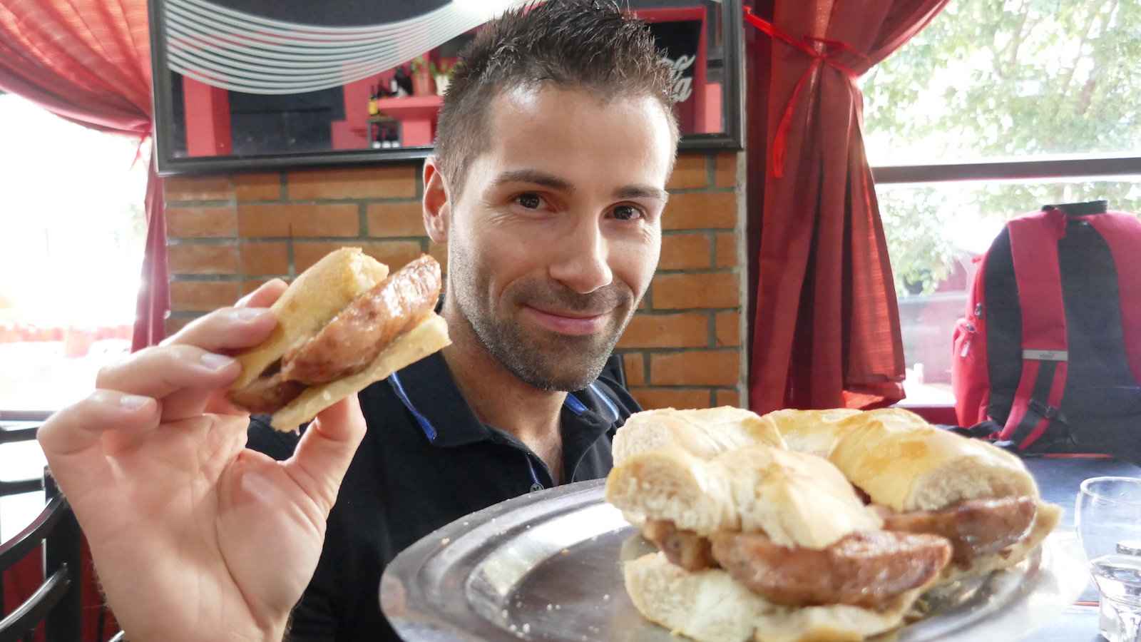 Choripán é como o Argentino versão de um cachorro-quente, feito com chouriço grelhado em um pão