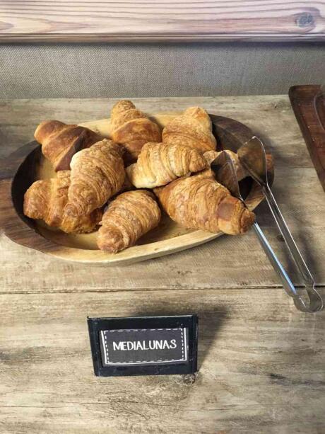 Las medialunas son un plato tradicional de Argentina que es similar a los croissants