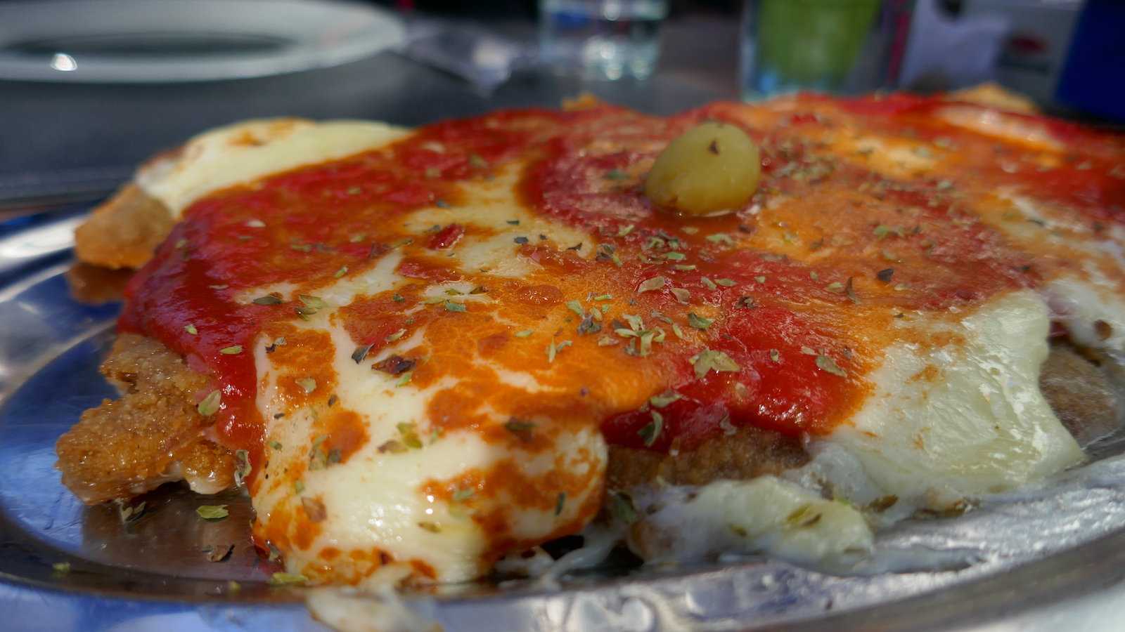 Milanesa a la Napolitana är en av de bästa traditionella matvarorna i Argentina