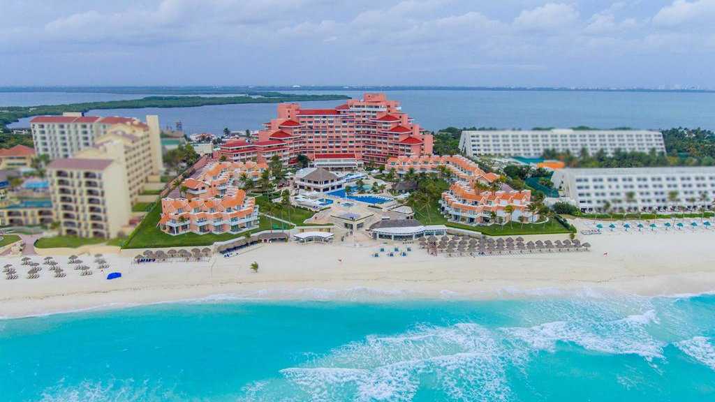 Omni Cancun é um divertido resort gay com bar aquático e oportunidades para ver tartarugas selvagens na praia!