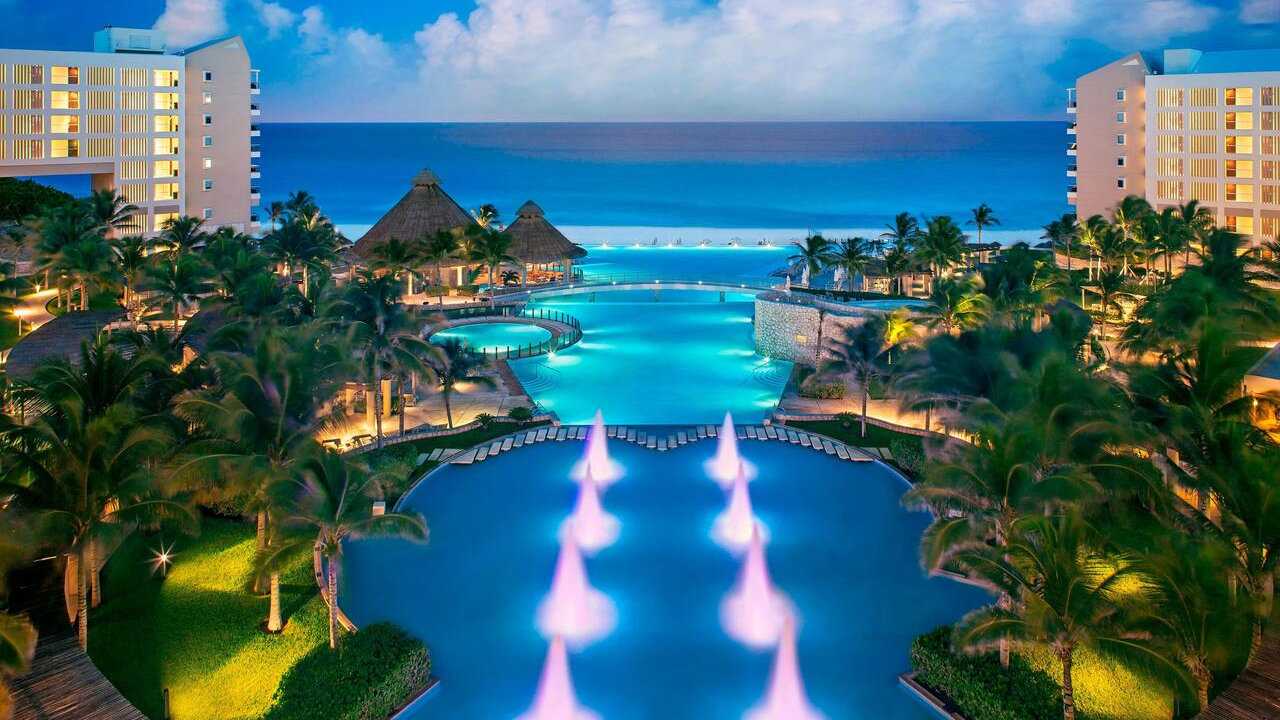 As incríveis piscinas em camadas que levam à praia são apenas parte do que torna o Westin Lagunamar Ocean Resort uma escolha fabulosa para gays em Cancún.