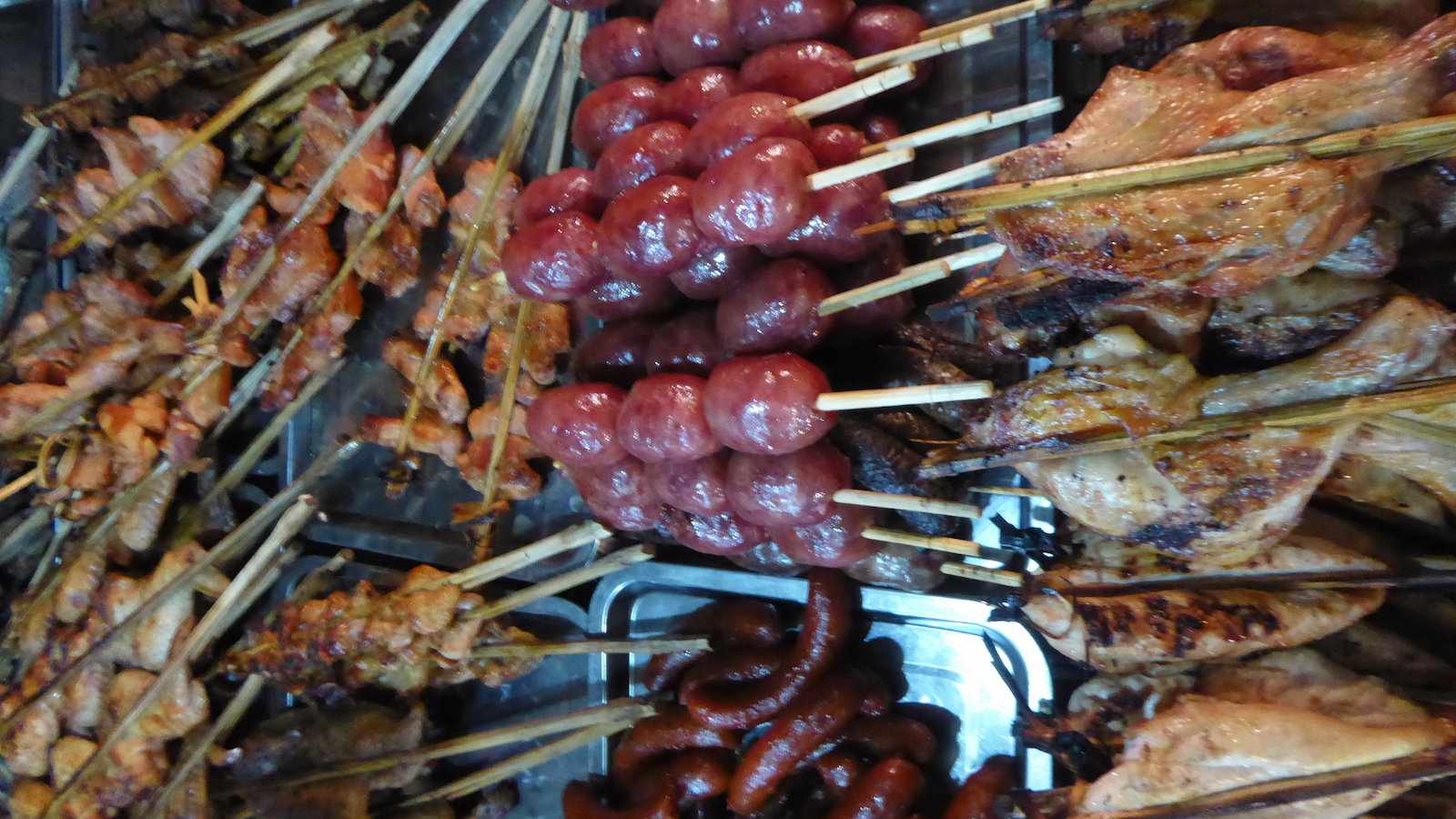 A carne grelhada vendida em feiras de comida de rua no Laos costuma ser mais servida para ocidentais