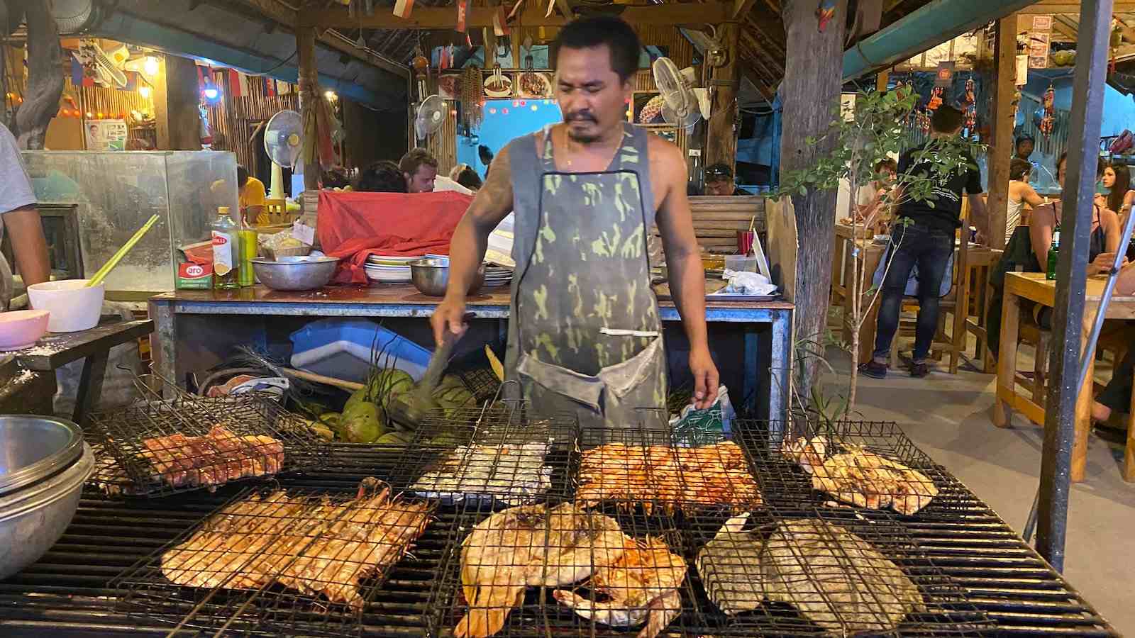 Pla pao é um prato de peixe inteiro salgado que é uma comida de rua comum no Laos