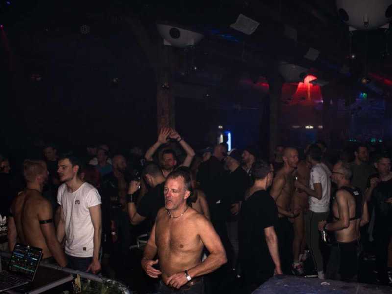 Alte Kaserne Zurique é um clube gay que organiza uma grande variedade de eventos diferentes