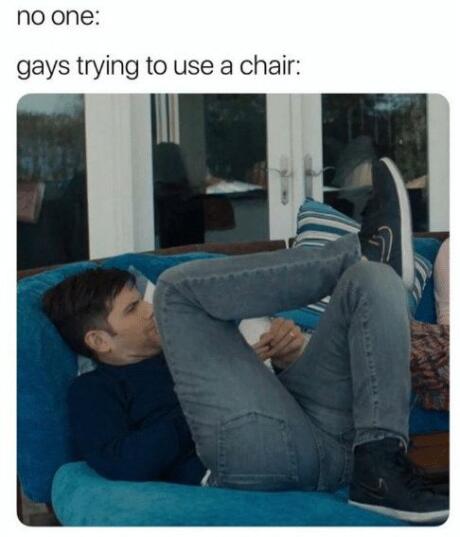 Um meme gay engraçado de que gostamos zomba de como os gays se sentam em cadeiras