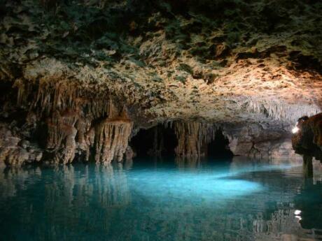 Rio Secreto é uma caverna fascinante em Playa del Carmen com rios subaquáticos e muitas paisagens de tirar o fôlego