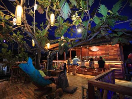 Juice and Booze Bar serves alcohol in a treehouse in Lombok so we were pretty much instantly sold!