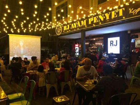 RJ Cafe is a gay friendly cafe and bar in Kuching with amazing cakes!