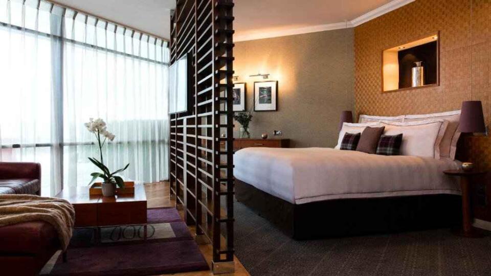 Gay Edinburgh Travel guide with the best gay hotels, bars, clubs & more • Nomadic Boys
