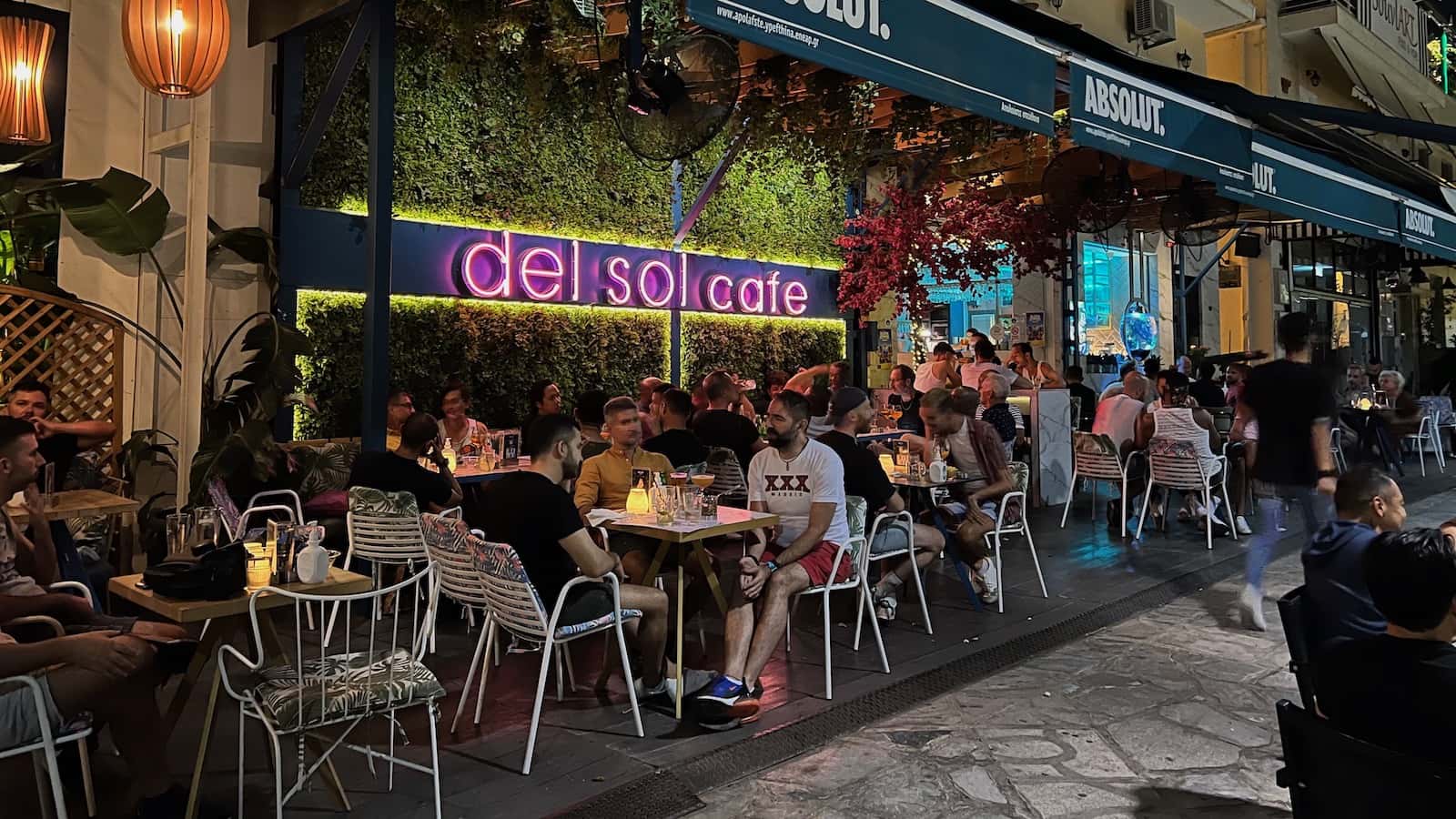 Des Sol Cafe terasse in Athens, a gay iGazi in the gay area of Athens.
