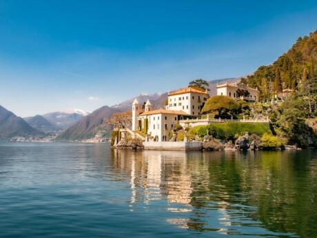 A grand Italian villa sitting next to Lake Como on a gorgeous sunny day.