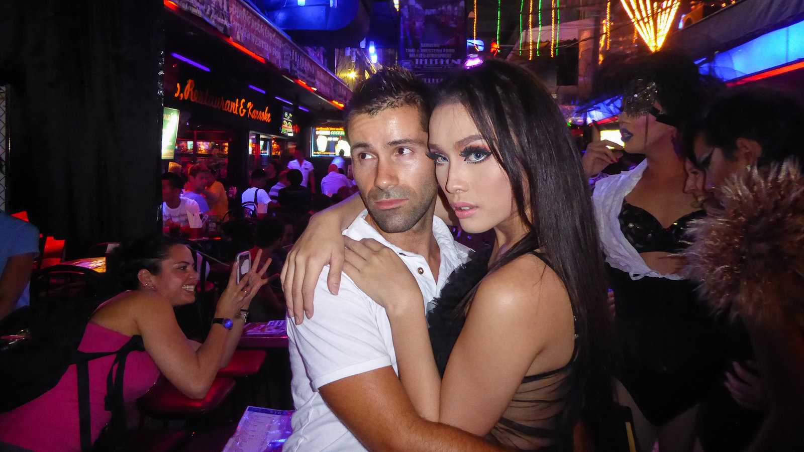 Seby with drag queen in the Silom gay area of Bangkok.