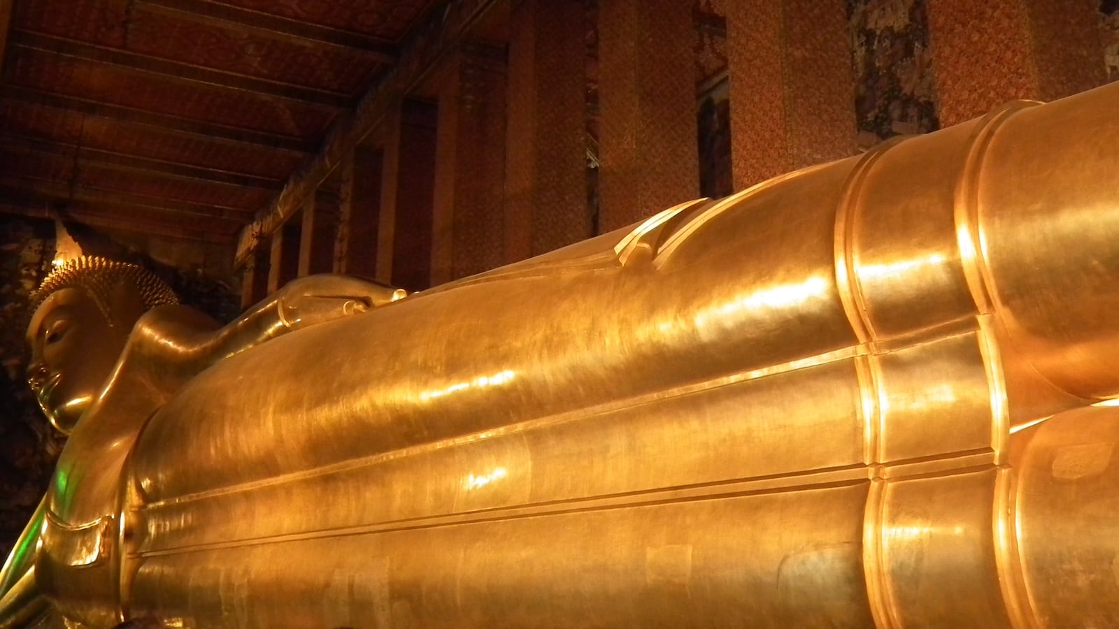 Giant reclining Budhha in Bangkok.