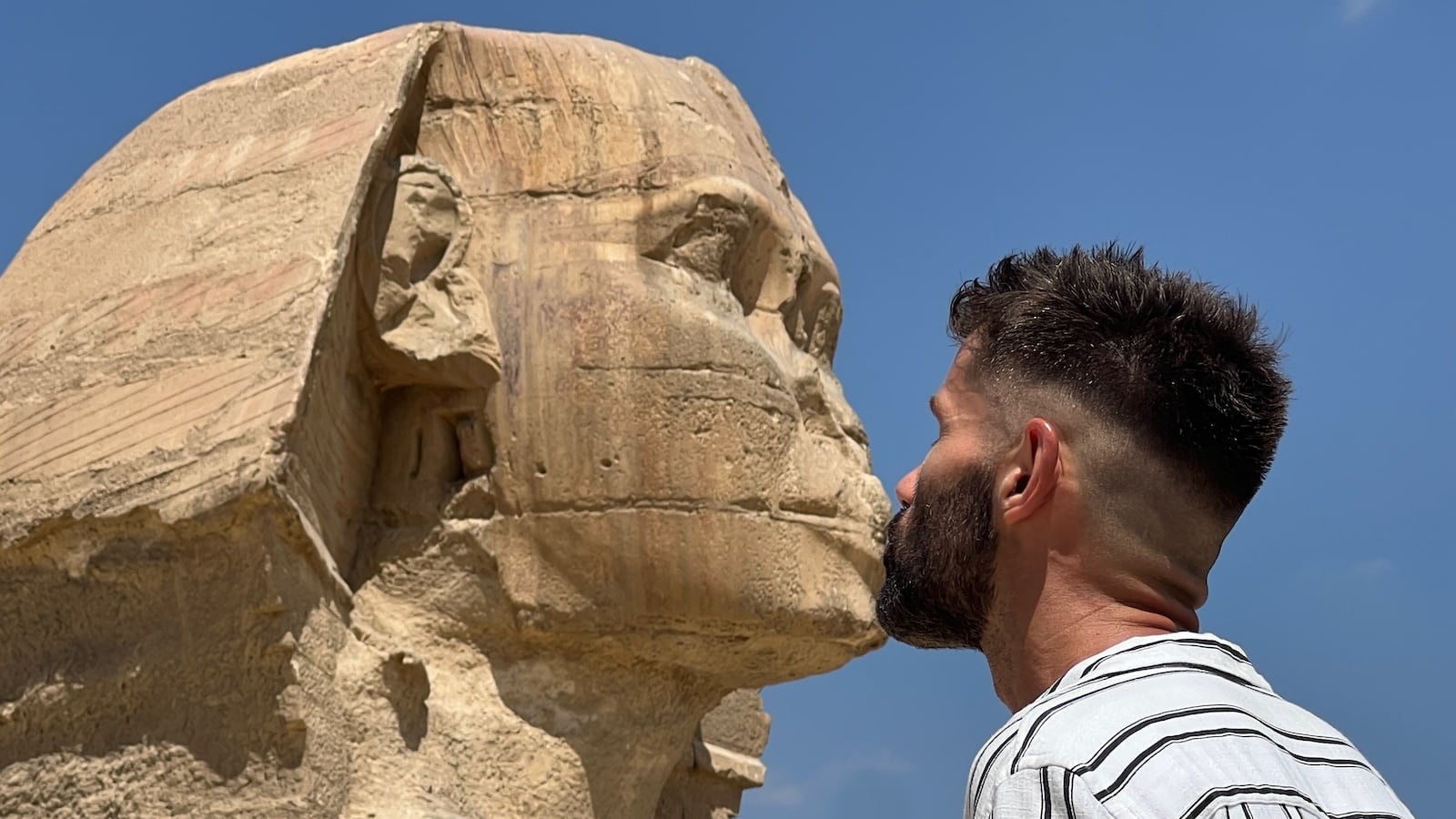 Seby kissing the Sphinx statue in Giza.