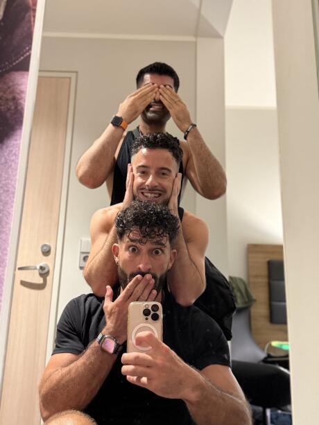 Three monkeys selfie in Berlin hotel mirror reflection.